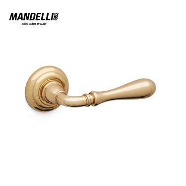 Mandelli 1421 Gou door handle in polished brass, embodying elegance and Italian craftsmanship with a shiny finish and sleek design.