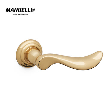 Mandelli 1211 Norma door handle in polished brass, highlighting smooth lines and luxury craftsmanship.
