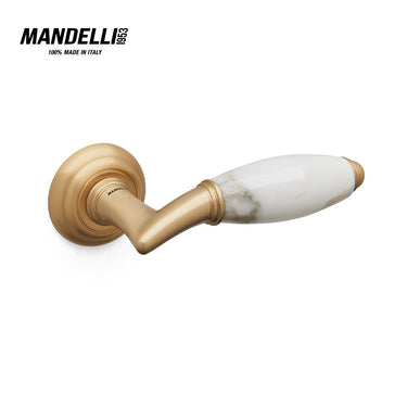 Mandelli 8001 Paros door handle in satin brass and White Calacatta, sophisticated design combining metal and marble for a luxurious effect.