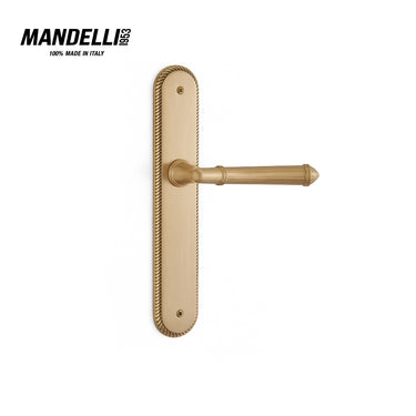 Mandelli 1510 Aurora door handle on an elegantly detailed back plate in satin and polished brass, highlighting Italian craftsmanship.
