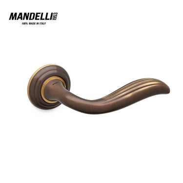 Mandelli 981 Plissé door handle in elegant bronze finish, featuring a smooth, flowing design for a sophisticated and timeless appearance, crafted in Italy.