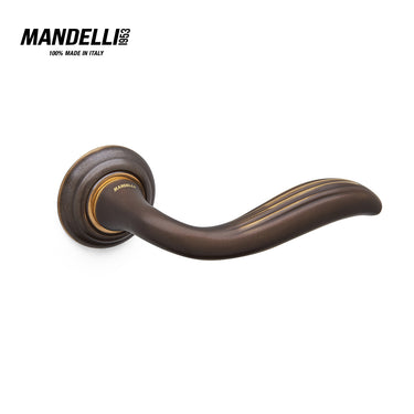 Mandelli 981 Plissé door handle in matt bronze finish, displaying elegant curves and a refined design, fully crafted in Italy.