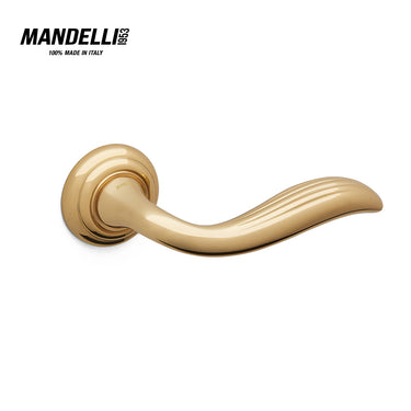 Mandelli 981 Plissé door handle in polished brass, featuring a unique sculptural design for a luxurious feel, made in Italy.